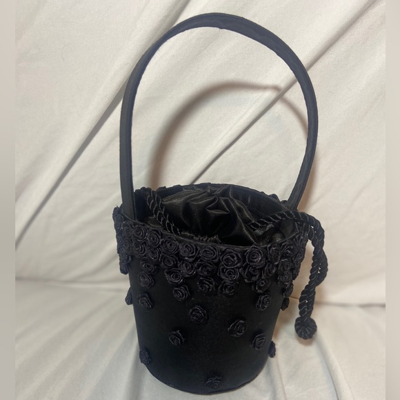 Black rosette satin/sateen handbag drawstring closure - Picture 3 of 6